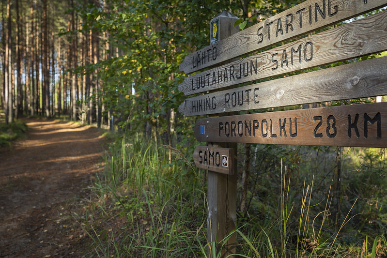 ulkoilureittien opastekyltti Lopella